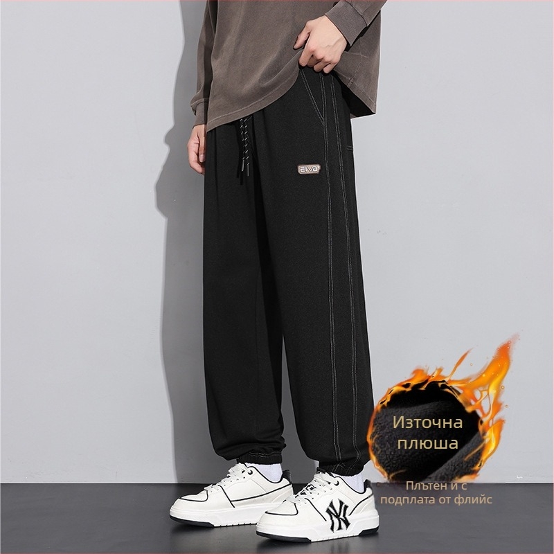 Спортно-ежедневни панталони с прави крачоли, закопчаване с шнур, полиестрова материя, текстова шарка, пришивки.