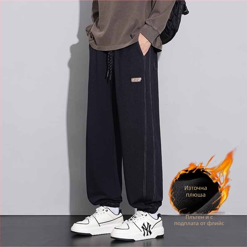 Спортно-ежедневни панталони с прави крачоли, закопчаване с шнур, полиестрова материя, текстова шарка, пришивки.