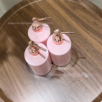 Бутилка за крем за тяло Cherry Blossom Rose, обем 500 ml; капак с помпа; PET пластмаса; дебелина на стената 1–2 мм; персонализиране на обработката