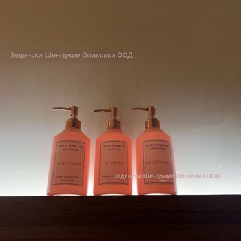 Бутилка за крем за тяло Cherry Blossom Rose, обем 500 ml; капак с помпа; PET пластмаса; дебелина на стената 1–2 мм; персонализиране на обработката