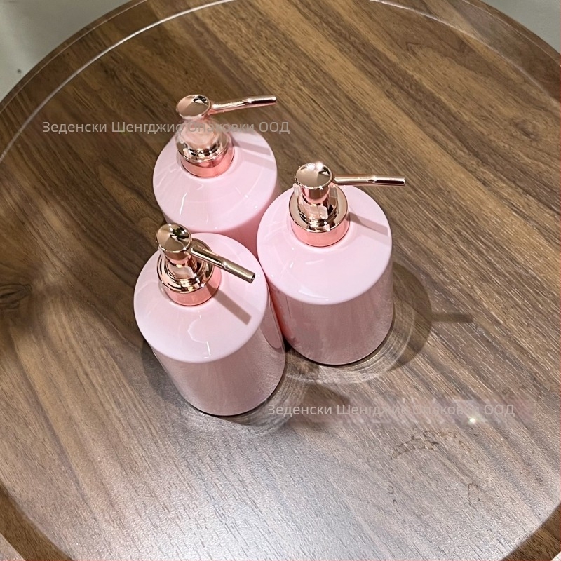 Бутилка за крем за тяло Cherry Blossom Rose, обем 500 ml; капак с помпа; PET пластмаса; дебелина на стената 1–2 мм; персонализиране на обработката