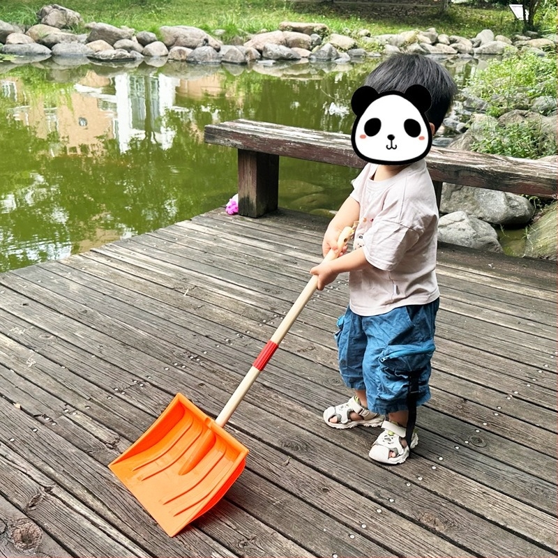 Пластмасова лопата за сняг за деца — инструмент за почистване на сняг на открито, с възможност за персонализация