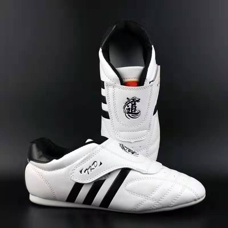 Таекуондо обувки – дишащи, износоустойчиви, нехлъзгаща се подметка от телешко сухожилие; имитационна кожена горна част; полиестрова тъкан.