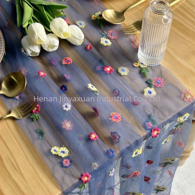 Флаг за маса с бродиран флорален мотив върху прозрачен полиестерен тюл, пасторален стил, модел тревна трева, възможност за персонализация