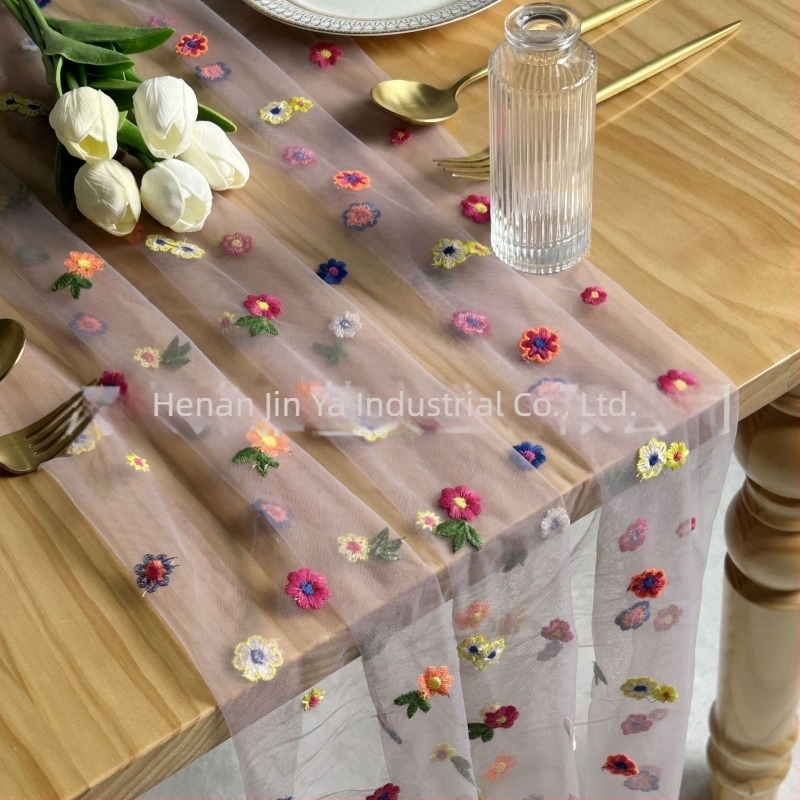 Флаг за маса с бродиран флорален мотив върху прозрачен полиестерен тюл, пасторален стил, модел тревна трева, възможност за персонализация