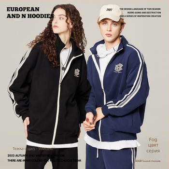 Дишащо памучно яке с цип, стойка яка и дълги ръкави.