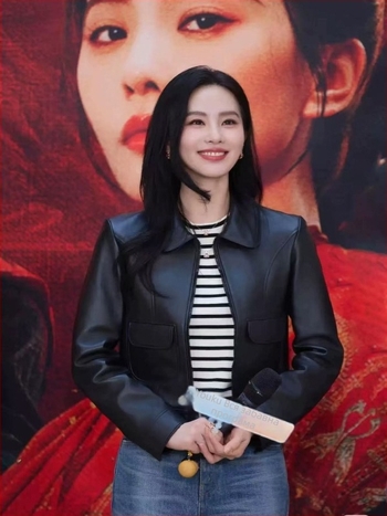 Murry&Aier Яке от агнева кожа – къс модел, квадратна яка, еднобортно закопчаване, есен 2025