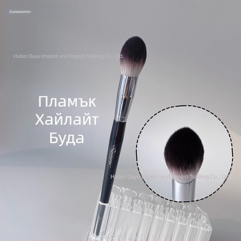 Четка за хайлайтинг и руж – синтетични влакна, дървена дръжка с дълъг вал, 1 бр.