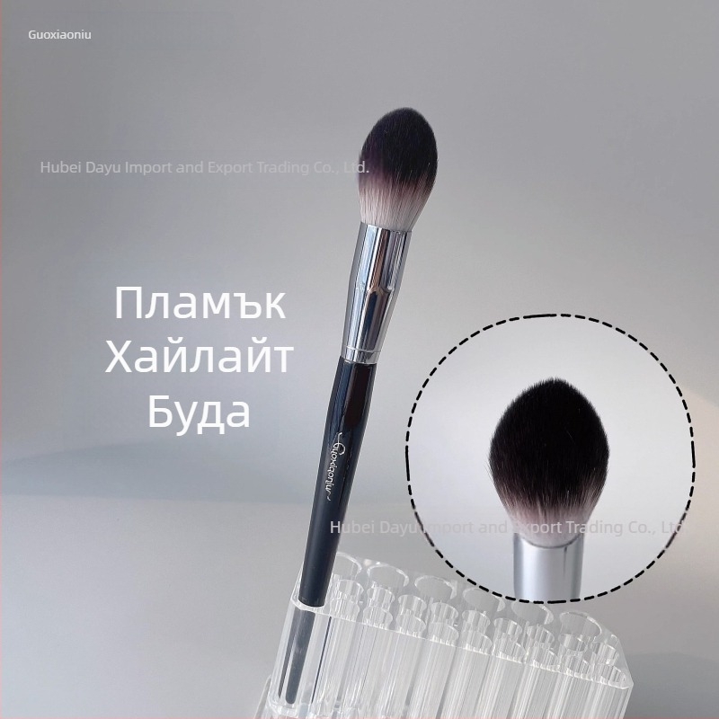 Четка за хайлайтинг и руж – синтетични влакна, дървена дръжка с дълъг вал, 1 бр.