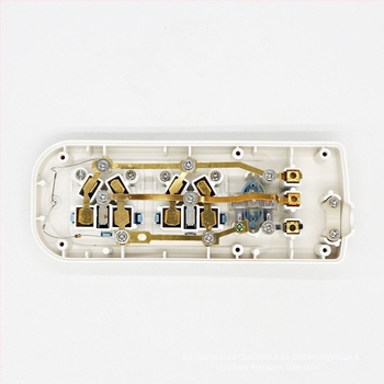 Двуизходна кабелна розетка според Национален стандарт с огнеупорен PVC корпус и медни проводници, 10A