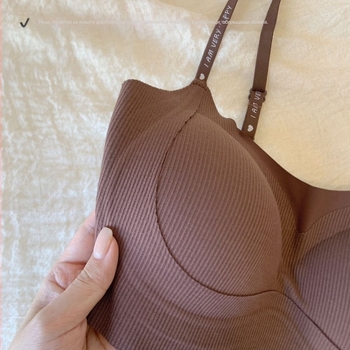 Безшевен сутиен с чашка 3/4, фиксирани презрамки, дишаща полиестерна материя, подплата от найлон и средно оформена чашка