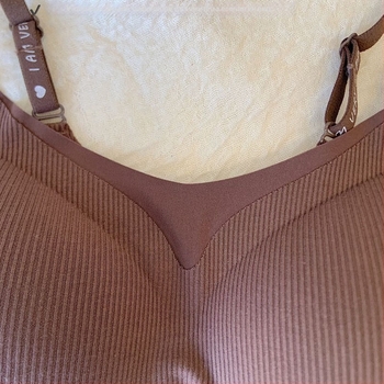 Безшевен сутиен с чашка 3/4, фиксирани презрамки, дишаща полиестерна материя, подплата от найлон и средно оформена чашка