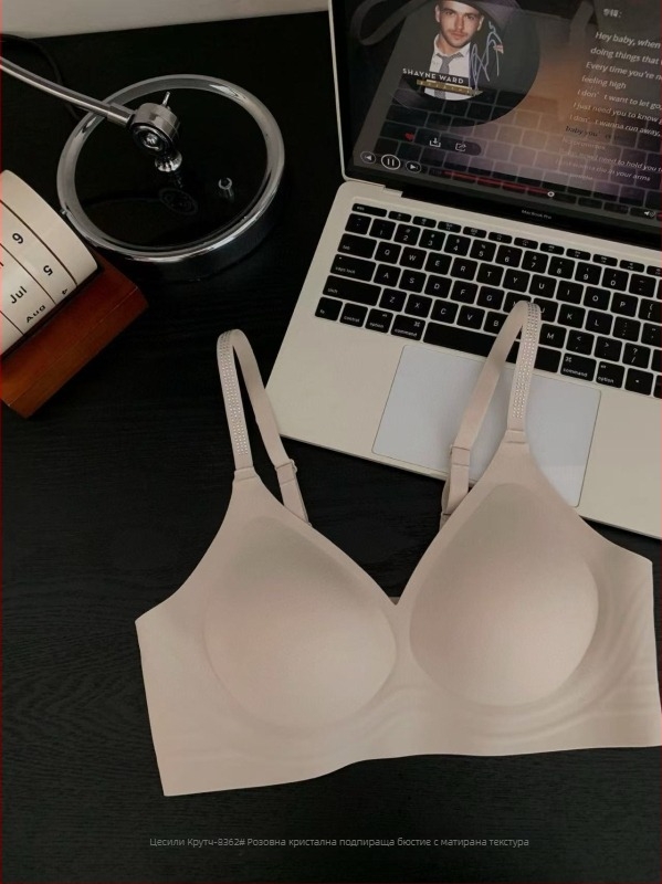 Push-Up сутиен с кристали, чашка 3/4, тънка формована чашка, без метална подпора, фиксирани презрамки, закопчаване на гърба с 3 реда копчета