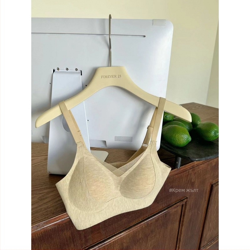 Сутиен за есенно-зимния сезон, безшевен и събиращ, 3/4 чашка, тънко формовани чашки, фиксирани двойни презрамки, три реда куки на гърба, без стоманени пръти