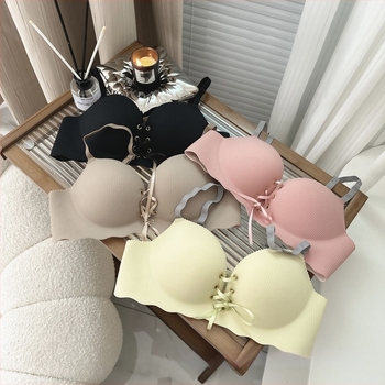 Безшевна бюстгъртка с странично събиране, чашка 3/4, тънки оформени чашки, фиксирани двойни презрамки