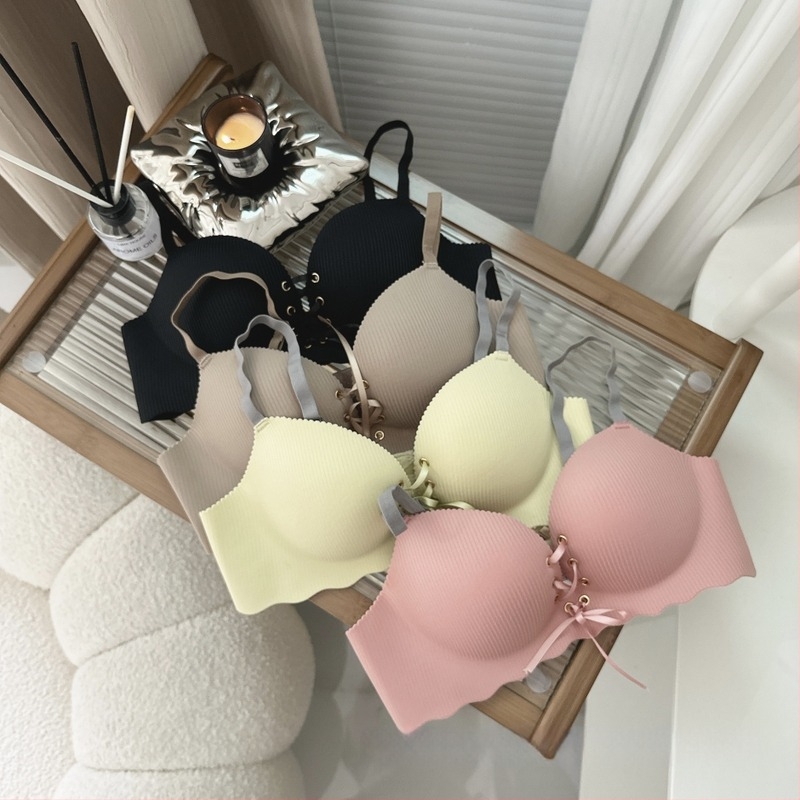 Безшевна бюстгъртка с странично събиране, чашка 3/4, тънки оформени чашки, фиксирани двойни презрамки