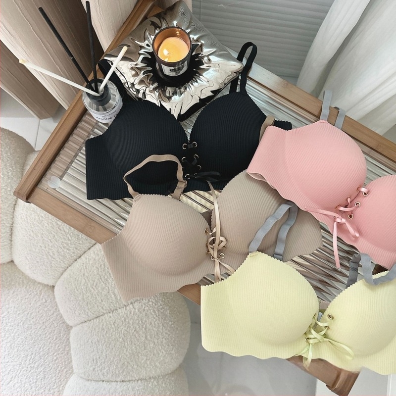 Безшевна бюстгъртка с странично събиране, чашка 3/4, тънки оформени чашки, фиксирани двойни презрамки