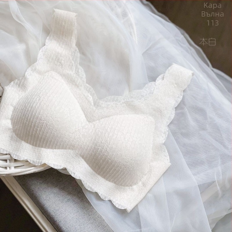 Бюстгальтер с нейлонова дантела, тънко оформени чашки, подплата нейлон (50–70%), фиксирани двойни презрамки