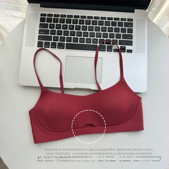 Безшевен, дишащ бюстгальтер с тънки чашки и повдигащ ефект; фиксирани двойни презрамки; задно закопчаване с двойна редица катарами; основна материя: найлон; подплата: полиестер.