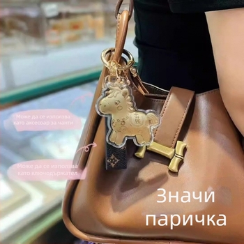 Телефонен синджир с ланярд и ключодържател — метал със златно съдържание, геометрична форма, модерен минималистичен стил, индивидуална опаковка