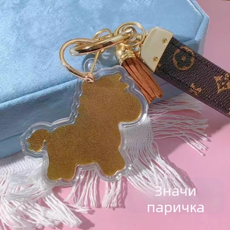 Телефонен синджир с ланярд и ключодържател — метал със златно съдържание, геометрична форма, модерен минималистичен стил, индивидуална опаковка