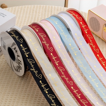 Сатенова панделка с мотив сърце и горещ печат за подаръци, флористика и украса на торти