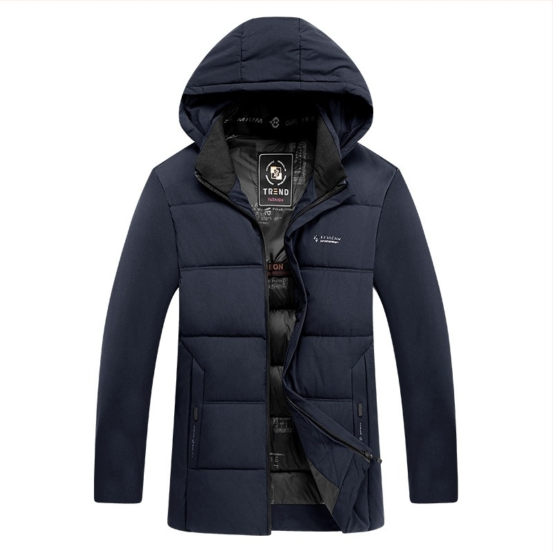 Мъжко зимно палто с подвижна качулка, закопчаване с цип, дебел пълнеж от полиестер, външна материя полиестерова смес, подплата 100% полиестер, странични джобове, бизнес стил.