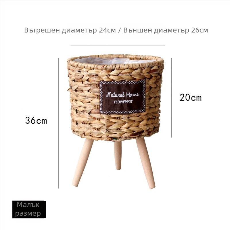 Скандинавски стил: ратанова кошница за цветя върху дървена висока стойка за подова употреба