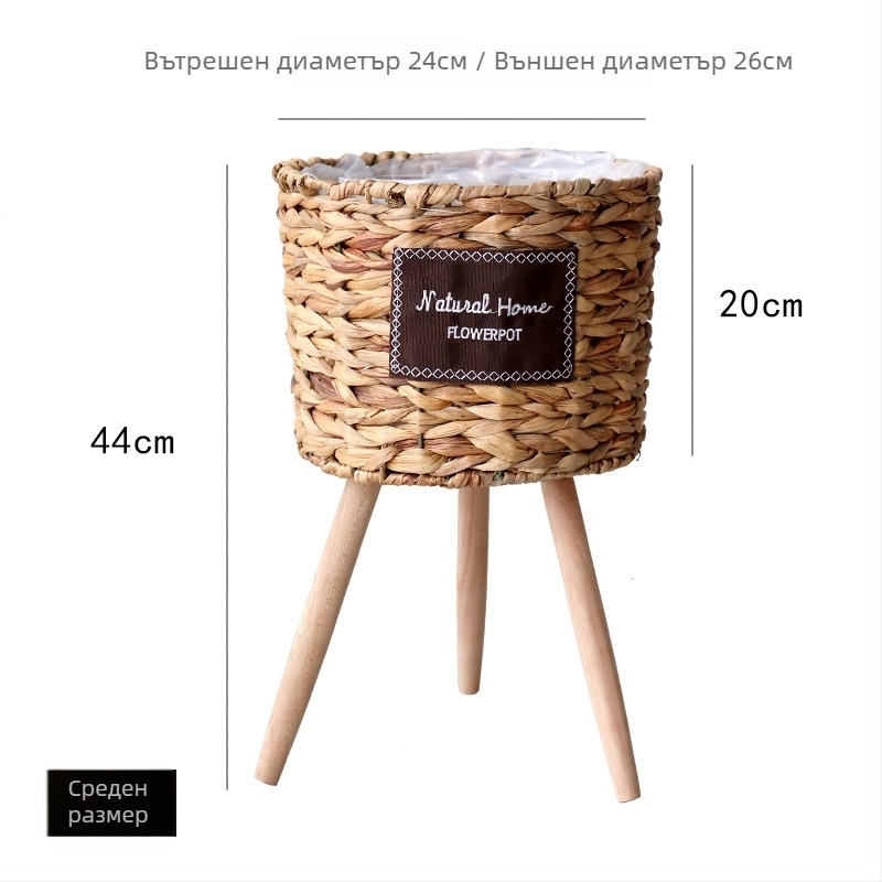 Скандинавски стил: ратанова кошница за цветя върху дървена висока стойка за подова употреба
