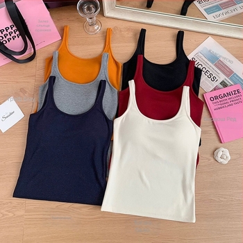 Термичен потник с вградена подплата за бюст, подходящ както за вътрешно, така и за външно носене; мъхеста текстура, акрилно влакно, кръгъл деколте, качулка, 251–300 g/m2.