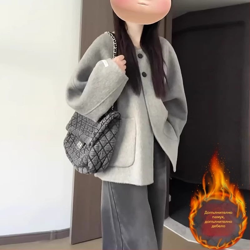 Дамско палто с средна дължина в японско-корейски casual стил, кръгло деколте, едноредово закопчаване, дълги ръкави, прав силует; плат: 95% полиестер + Dragon Phoenix Nylon.