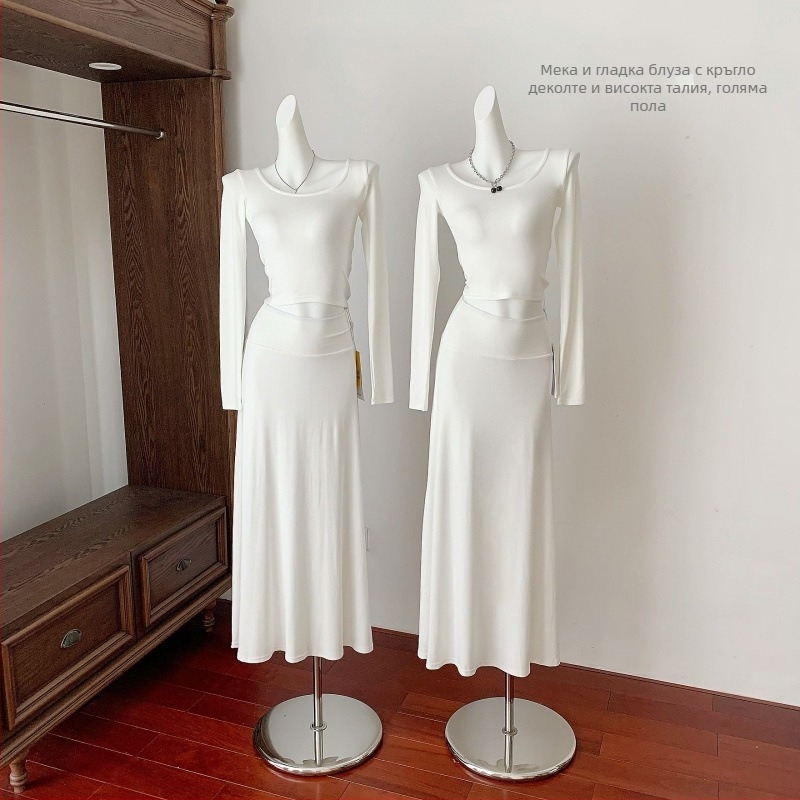 Двоен костюм от две части: топ с дълъг ръкав и U‑образно деколте и дълга пола с висока талия; трикотажна материя памук-спандекс, зима 2025