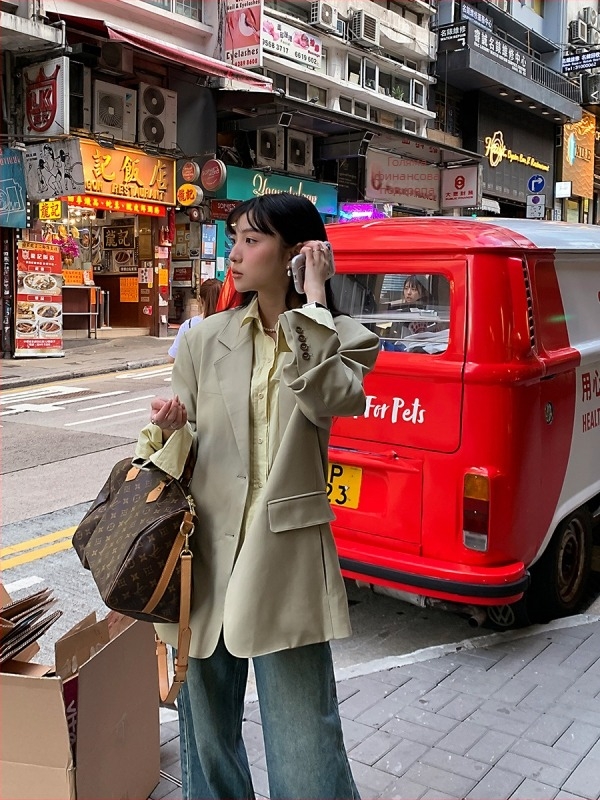 Дамски свободен костюм, еднотипен модел, сако с яка, дълги ръкави, две копчета