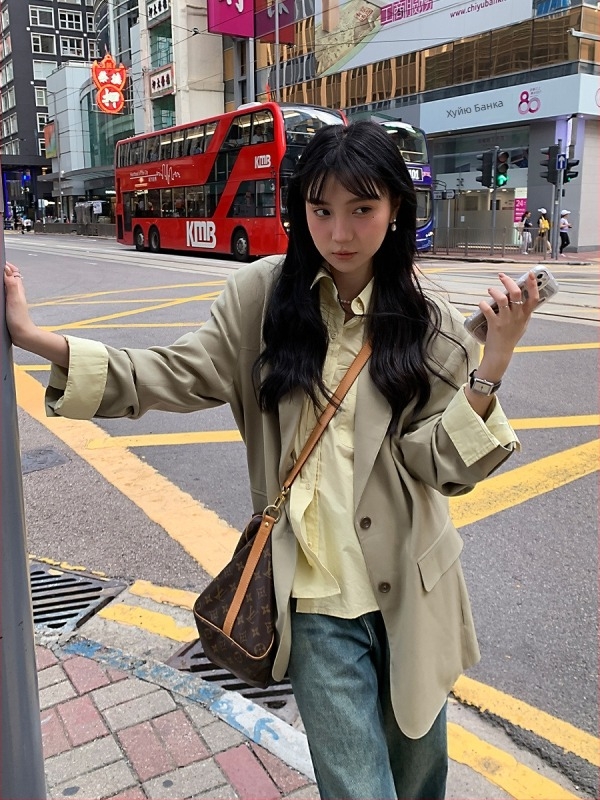 Дамски свободен костюм, еднотипен модел, сако с яка, дълги ръкави, две копчета