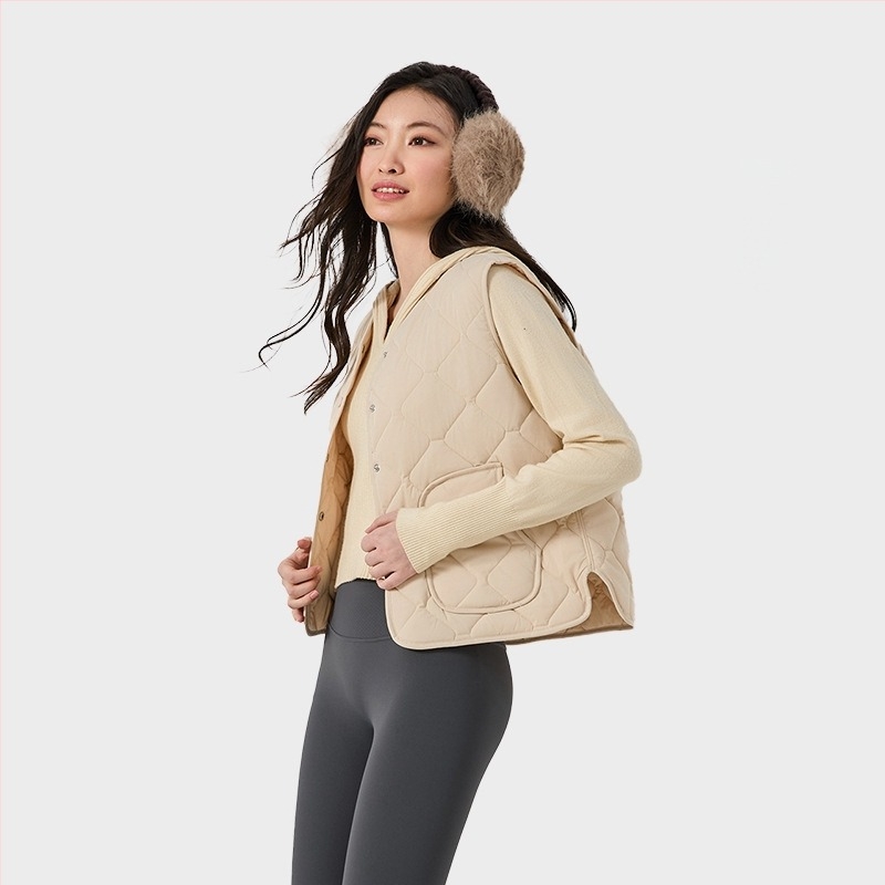 Жилетка за слоево обличане – V-образно деколте, найлонова материя с полиестерен пълнеж, едноцветна, редовна дължина, едноредно закопчаване