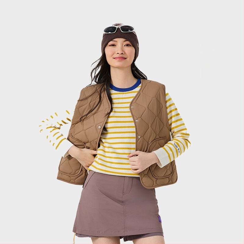 Жилетка за слоево обличане – V-образно деколте, найлонова материя с полиестерен пълнеж, едноцветна, редовна дължина, едноредно закопчаване