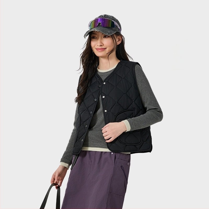 Жилетка за слоево обличане – V-образно деколте, найлонова материя с полиестерен пълнеж, едноцветна, редовна дължина, едноредно закопчаване