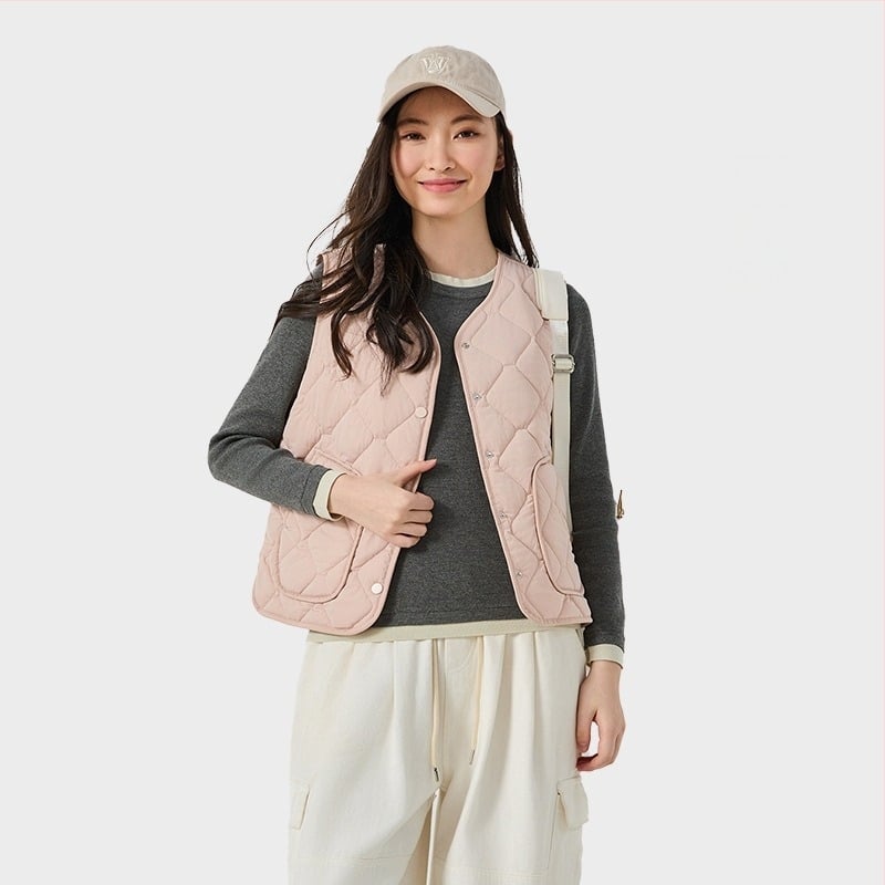 Жилетка за слоево обличане – V-образно деколте, найлонова материя с полиестерен пълнеж, едноцветна, редовна дължина, едноредно закопчаване