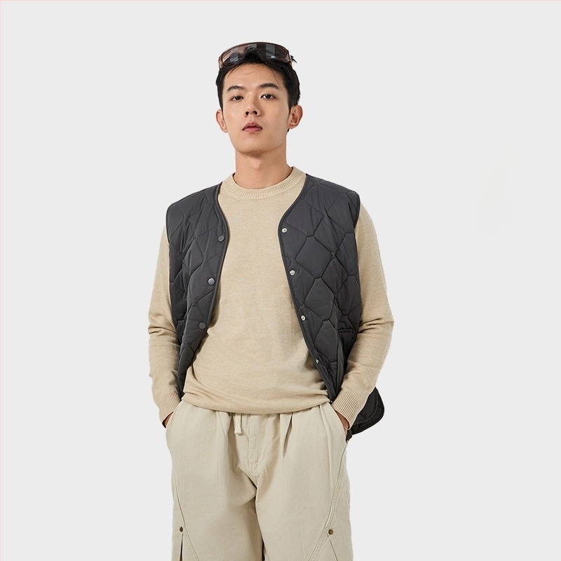 Жилетка за слоево обличане – V-образно деколте, найлонова материя с полиестерен пълнеж, едноцветна, редовна дължина, едноредно закопчаване