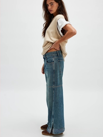 Дънки от деним, средна талия, широки крачоли, дизайн на цепка в подгъва, памук-еластанова смес