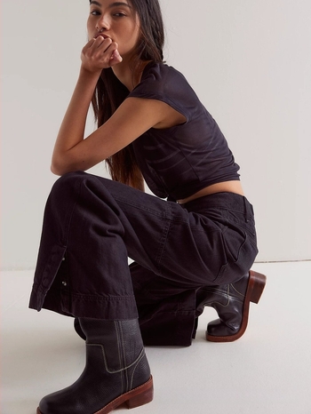 Дънки от деним, средна талия, широки крачоли, дизайн на цепка в подгъва, памук-еластанова смес