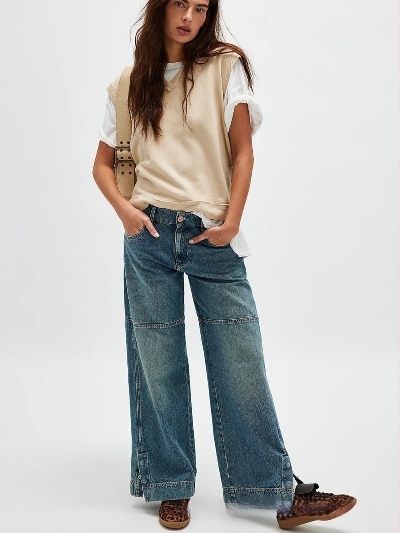 Дънки от деним, средна талия, широки крачоли, дизайн на цепка в подгъва, памук-еластанова смес