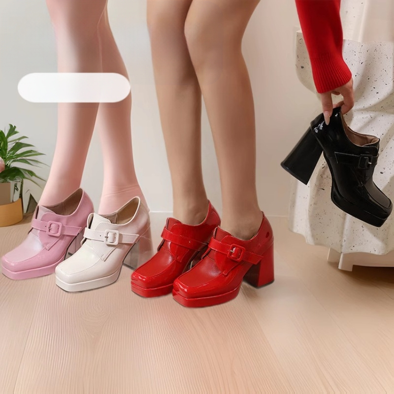 „Amazon“ užsienio prekybos madingi kvadratinės galvutės storu dugnu, 34–44 dydžio, vienspalviai sagtimi moteriški bateliai ankstyvą 2025 m. pavasarį.