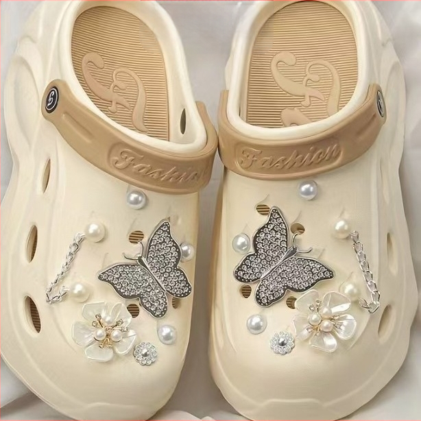 Piiriülesed krokodillkingad naiste suvised ülerõivad isetegemise mood liblikas lilleline metallkett uued vabaajajalatsid lilleline kingapandlaga