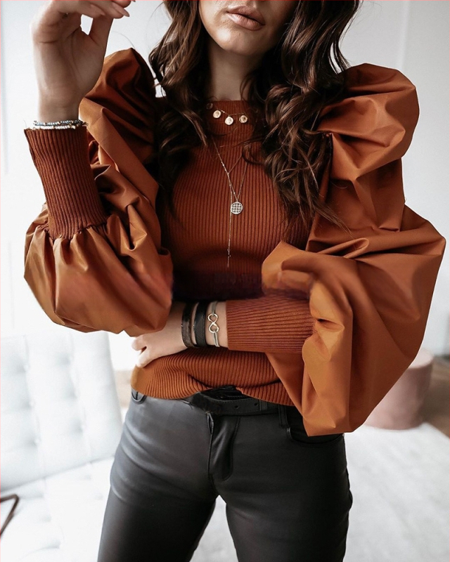 Jauns trīskrāsu džemperis ar kuplām piedurknēm un šuvēm