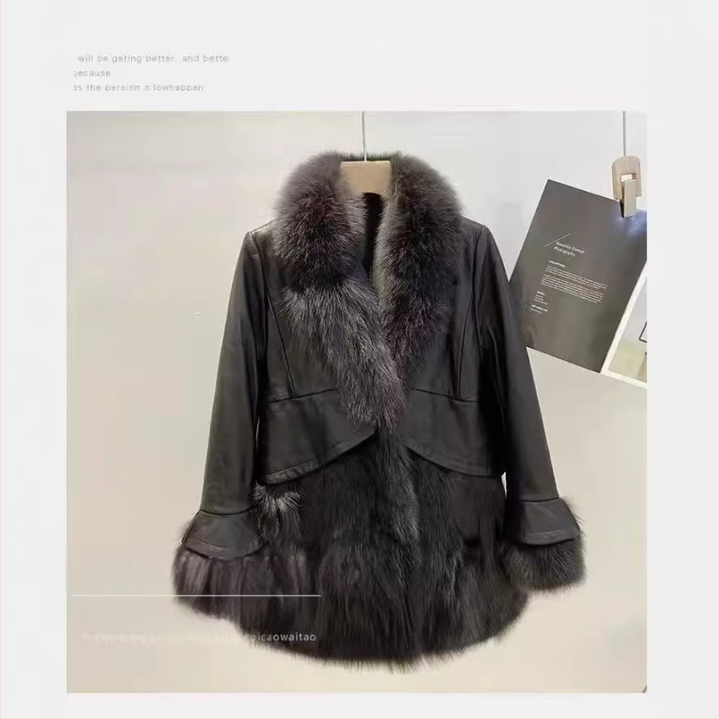 Naujas siuvinėtas dirbtinis kailinis paltas vidutinio ilgio žieminis madingas korėjietiško stiliaus medvilninis paltas iš lapės kailio imitacijos moterims