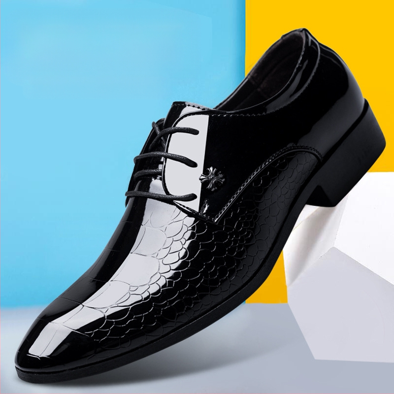 2025 tavaszi üzleti hivatalos férfi cipők brit fűzős nagy méretű alkalmi kígyómintás fényes hegyes orrú cipő lélegző és csúszásmentes