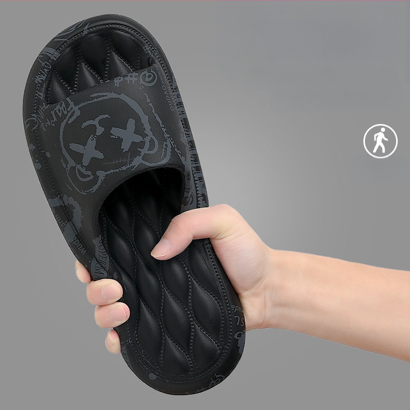Szuper meleg papucsok férfi 2024 divatos nyári csúszásmentes vastag aljú szaggátló lépésálló érzés páros háztartási külső ruházati szandál férfiaknak