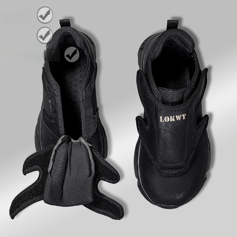 Odiniai platūs vyriški batai, storėjantys, išsipūtusios pėdos, patinusios, vaikščiojimo batai, plačios pėdos, sustorėjusios, šilti, senų žmonių nykščio valgus, specialūs batai.