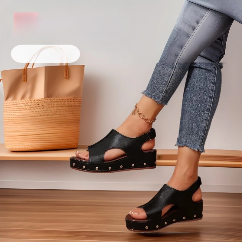 Határokon átnyúló európai és amerikai muffin vastag talpú magas sarkú női szandálok 2025 új tépőzáras plus size szegecs lapos sarkú szandálok